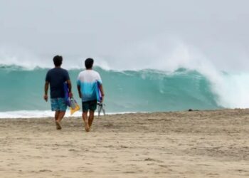 Uragani Erick i afrohet brigjeve të Paqësorit, kërcënon Meksikën me përmbytje