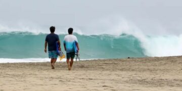 Uragani Erick i afrohet brigjeve të Paqësorit, kërcënon Meksikën me përmbytje
