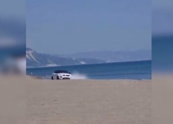 Bënte manovra të rrezikshme me Range Rover në bregdetin e Velipojës, ‘e pëson’ shoferi