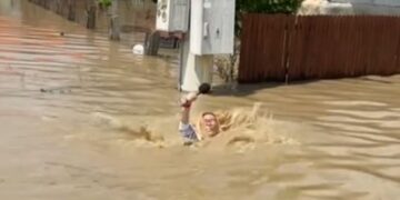 Gazetarja rumune bie në ujë gjatë transmetimit për përmbytjet