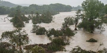 Të paktën 24 të vdekur dhe deri në 25 fëmijë të zhdukur në përmbytjet e rrëmbyeshme në Teksas, SHBA