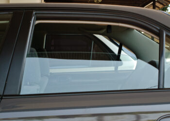 Në temperaturat e larta drejtuesit e veturave rekomandohen të bëjnë kujdes të shtuar se çfarë lënë në veturë!