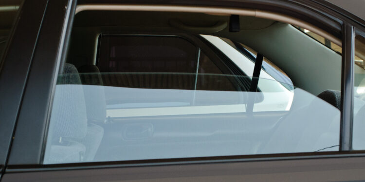 Në temperaturat e larta drejtuesit e veturave rekomandohen të bëjnë kujdes të shtuar se çfarë lënë në veturë!