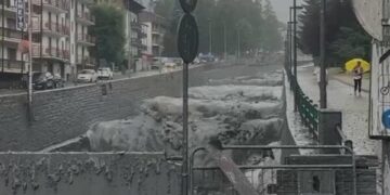 Një viktimë nga përmbytjet në veri të Italisë, bllokohen rrugët, autoritetet japin alarmin: Mos dilni nga shtëpia