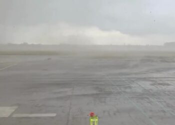 Tornado godet aeroportin në Francë
