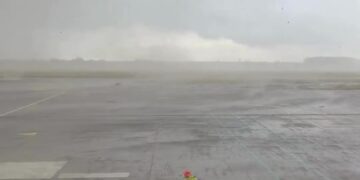 Tornado godet aeroportin në Francë