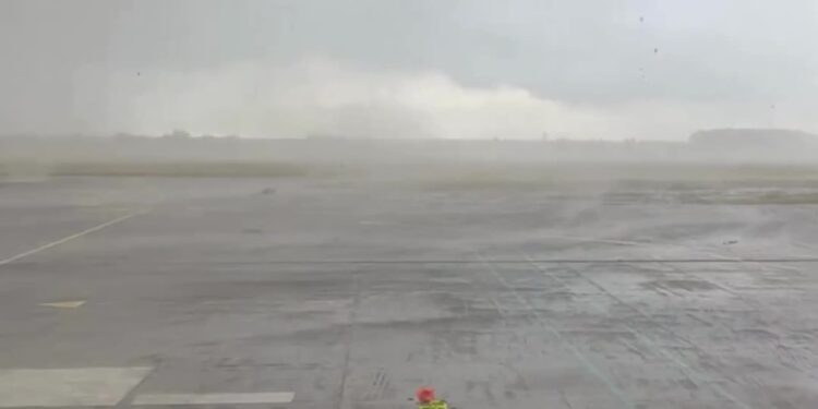 Tornado godet aeroportin në Francë