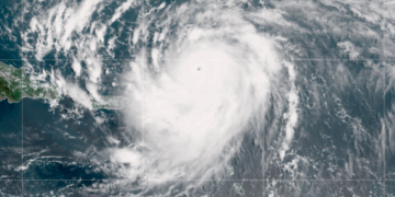 Uragani i parë sezonal, Erin forcohet në kategorinë 5  ndërsa kërcënon bregdetin amerikan