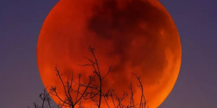 Më 7 shtator spektakël në qiell i “Hënës së Kuqe”
