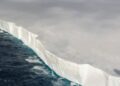 Drejt shkrirjes një nga ajsbergët më të mëdhenj në botë!