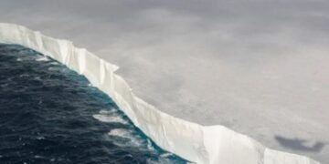 Drejt shkrirjes një nga ajsbergët më të mëdhenj në botë!