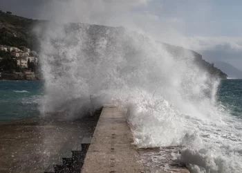 Tragjedi në Adriatik: Një turiste po bënte një foto me shoqen e saj, e tërheqin dallgët e detit