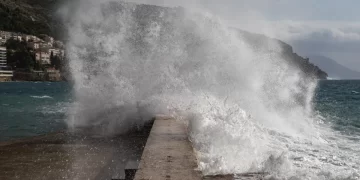Tragjedi në Adriatik: Një turiste po bënte një foto me shoqen e saj, e tërheqin dallgët e detit