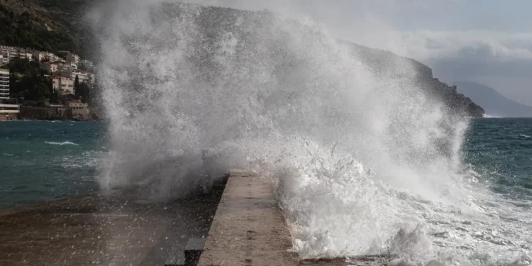 Tragjedi në Adriatik: Një turiste po bënte një foto me shoqen e saj, e tërheqin dallgët e detit