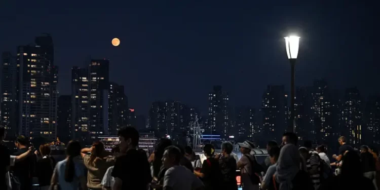 Hëna e Përgjakur shndriti botën, publikohen fotot mahnitëse nga shtete të ndryshme