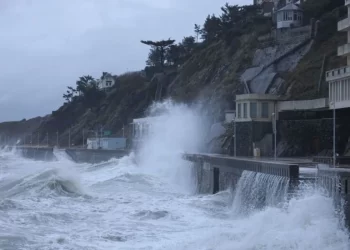 Francë, stuhia Benjamin lë pa energji elektrike mbi 100 mijë familje