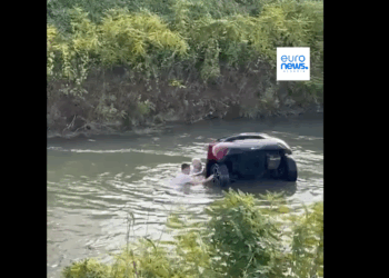 Biznesmeni italian bie me makinë në ujë, shqiptari hidhet – thyen xhamin dhe i shpëton jetën