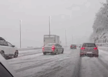 Borë në Kroaci, veturat bllokohen në trafik