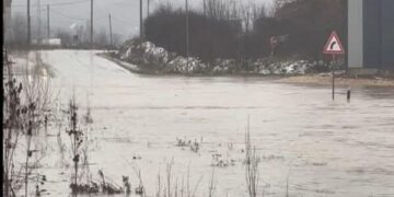 Grumbullimi i ujit e mbyll rrugën Ferizaj-Gjilan në Sojevë