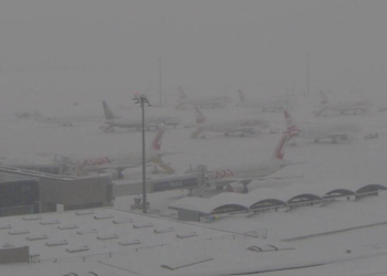 Kaos në Austri nga reshjet e borës: Mbyllet aeroporti, kamionë të bllokuar e autobus i mbuluar nga orteku