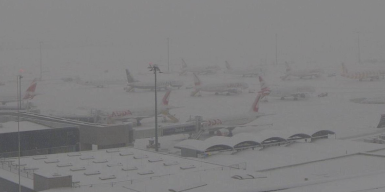 Kaos në Austri nga reshjet e borës: Mbyllet aeroporti, kamionë të bllokuar e autobus i mbuluar nga orteku