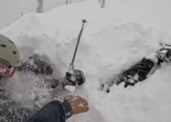 Pamje dramatike: Skiatori shpëtohet pasi fundos i tëri në borë
