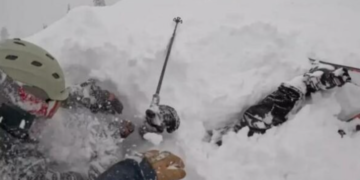 Pamje dramatike: Skiatori shpëtohet pasi fundos i tëri në borë