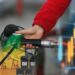 Çmimi i naftës bie pak, por pritet rritja më e madhe javore që nga viti 2022