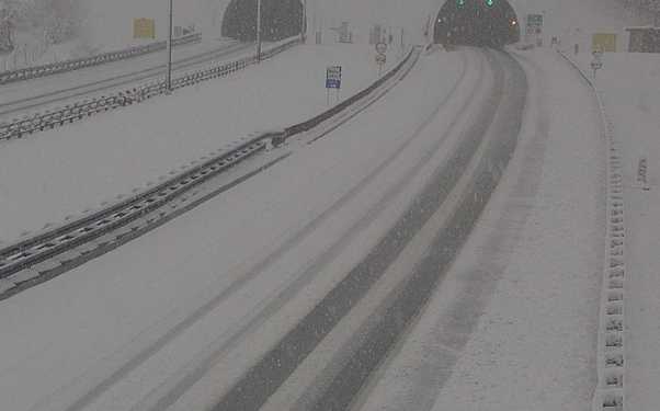 Bora mbulon disa pjesë të Kroacisë, qytetarëve u dërgohen mesazhe paralamëruese për motin