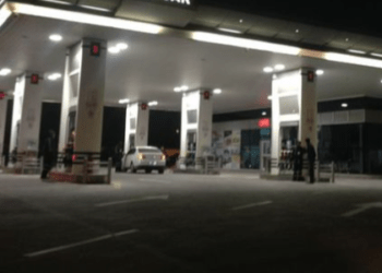 Kriza me karburante, policia i kapë dy persona në Prishtinë duke vjedhur naftë