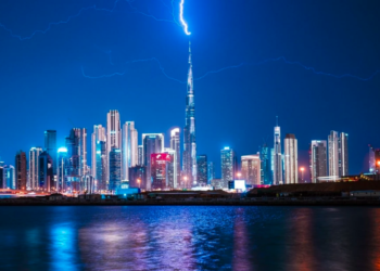 Rrufeja godet Burj Khalifan, pamjet bëhen virale