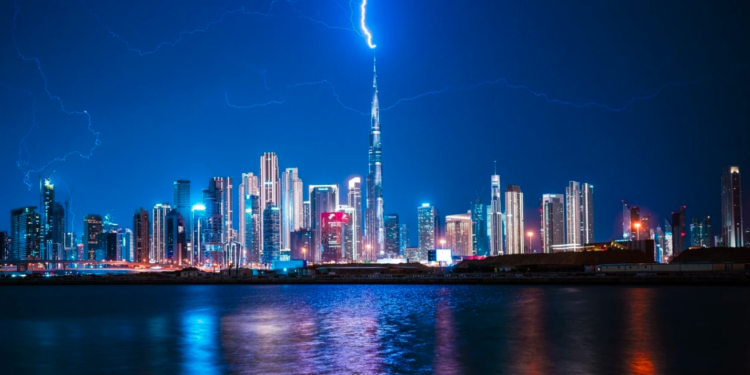 Rrufeja godet Burj Khalifan, pamjet bëhen virale