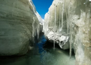 Bllok i madh akulli rrezikon alpinistët në Everest, ngjitjet pezullohen