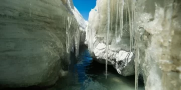 Bllok i madh akulli rrezikon alpinistët në Everest, ngjitjet pezullohen