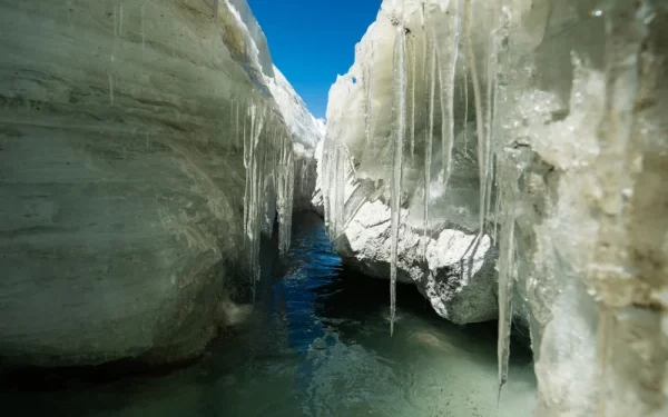 Bllok i madh akulli rrezikon alpinistët në Everest, ngjitjet pezullohen