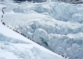 Rekord i ri: 274 alpinistë ngjitën malin Mount Everest brenda një dite nga ana e Nepalit