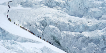 Rekord i ri: 274 alpinistë ngjitën malin Mount Everest brenda një dite nga ana e Nepalit