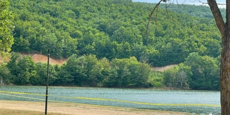 Pamje nga liqeni i Batllavës, një person hyri në ujë dhe nuk u pa më – angazhohet edhe FSK