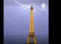 Rrufeja godet Kullën Eifel gjatë stuhive në Paris