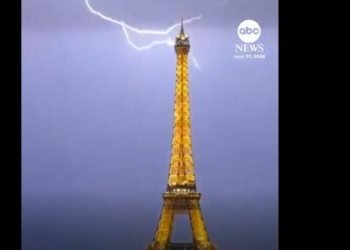Rrufeja godet Kullën Eifel gjatë stuhive në Paris