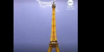 Rrufeja godet Kullën Eifel gjatë stuhive në Paris