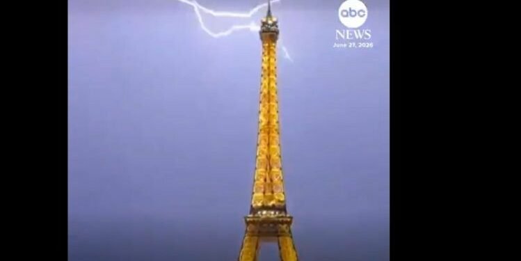 Rrufeja godet Kullën Eifel gjatë stuhive në Paris