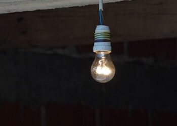 Punime në rrjetin elektrik, KEDS tregon ku do të ketë ndërprerje të rrymës të shtunën
