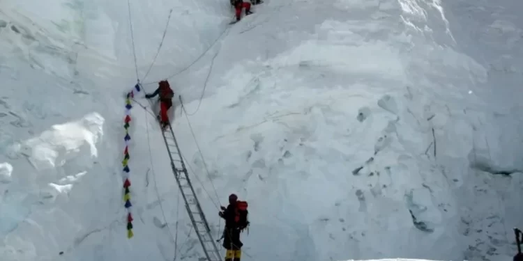 Mrekulli në Everest – besohej se kishte vdekur, udhërrëfyesi gjendet i gjallë pas gjashtë ditësh
