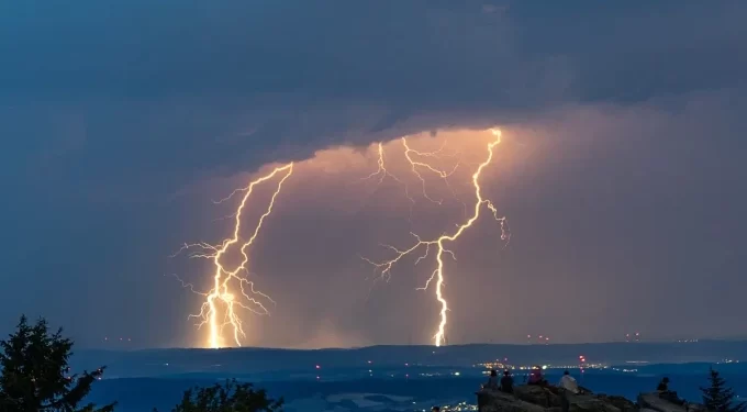Të paktën 10 të lënduar nga goditja e rrufesë në Gjermani
