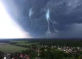 KEDS njofton për prishje të rrjetit elektrik në disa rajone si pasojë e erërave të forta