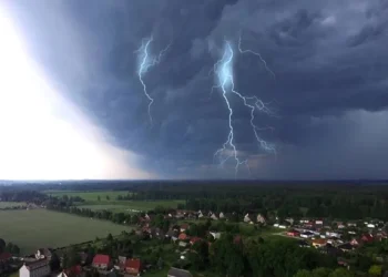 KEDS njofton për prishje të rrjetit elektrik në disa rajone si pasojë e erërave të forta