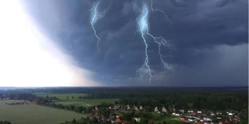 KEDS njofton për prishje të rrjetit elektrik në disa rajone si pasojë e erërave të forta