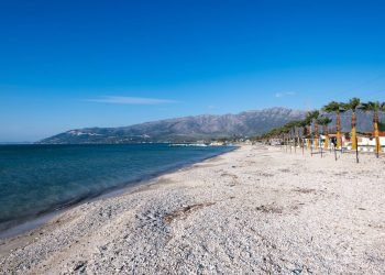Pësoi infarkt sapo doli nga deti, vdes një person në plazhin e Orikumit në Shqipëri