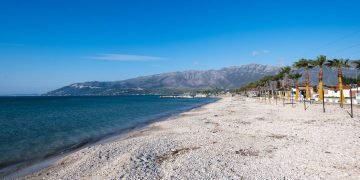 Pësoi infarkt sapo doli nga deti, vdes një person në plazhin e Orikumit në Shqipëri